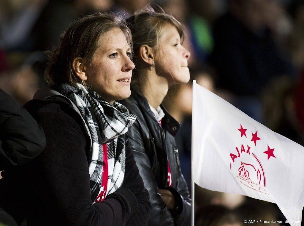 Voetbalsters Ajax blijven in spoor van PSV na zege op Heerenveen