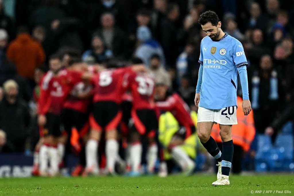 Manchester United wint derby bij City na late treffers