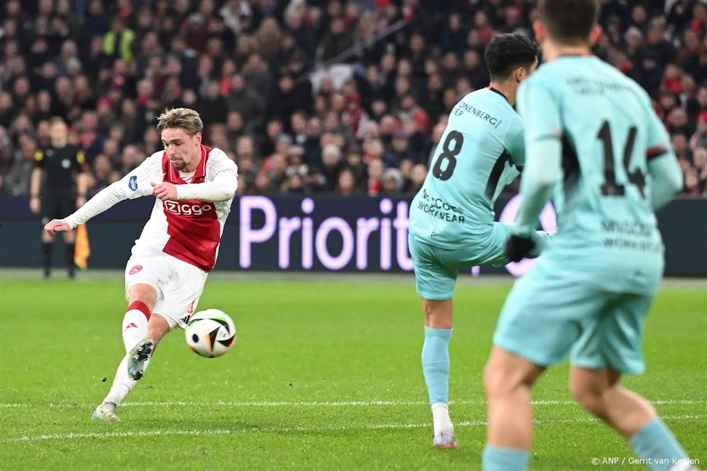 Ajacied Taylor over lob: bal viel er perfect tussenin