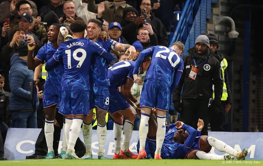 Chelsea boekt vijfde zege op rij en voert druk op Liverpool op