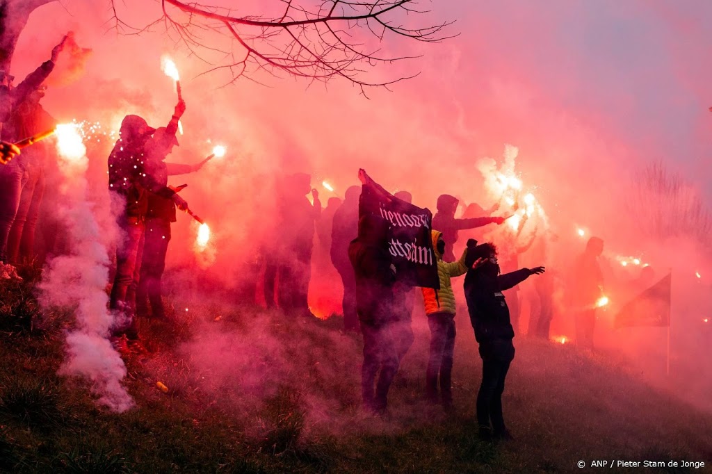 Honderden supporters met vuurwerk bij laatste training Feyenoord