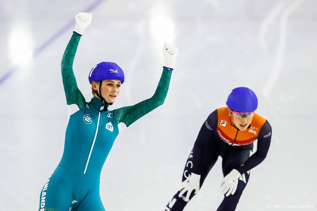 Schaatsster Schouten wint 3000 m, De Jong leidt na eerste EK-dag 