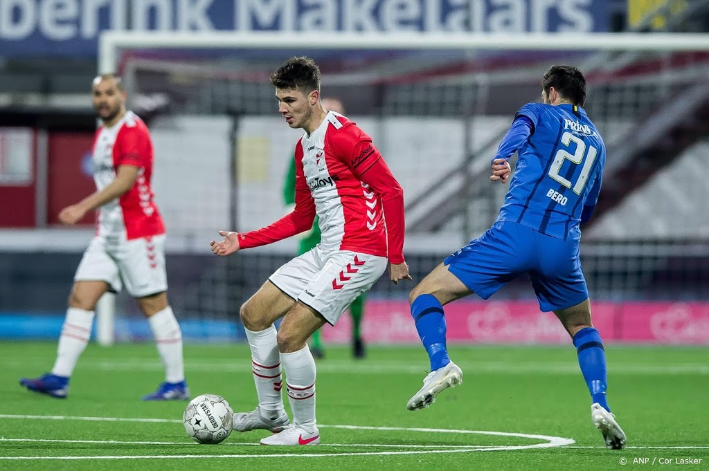 Vitesse voert druk op Ajax en Feyenoord op met zege in Emmen