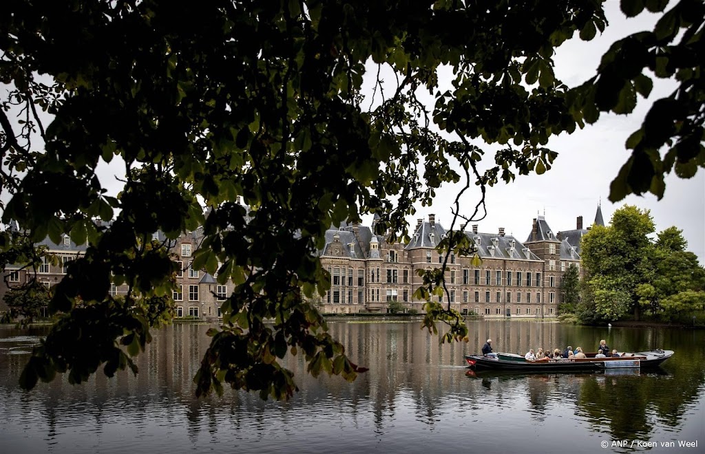 Deel Hofvijver in Den Haag drooggelegd voor werk aan Binnenhof