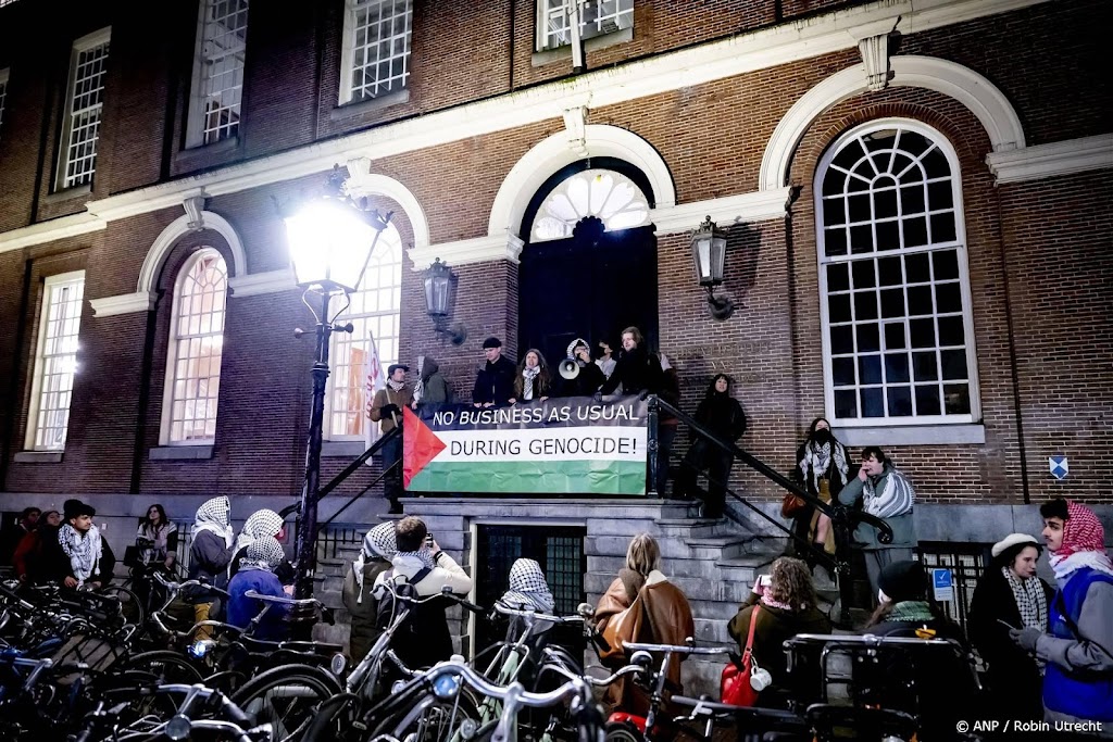 Tientallen mensen aanwezig bij pro-Palestijns lawaaiprotest UvA