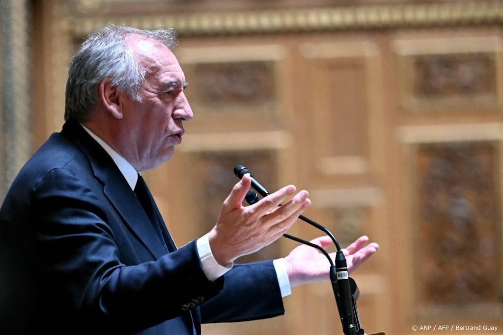 Franse premier Bayrou doorstaat eerste motie van wantrouwen