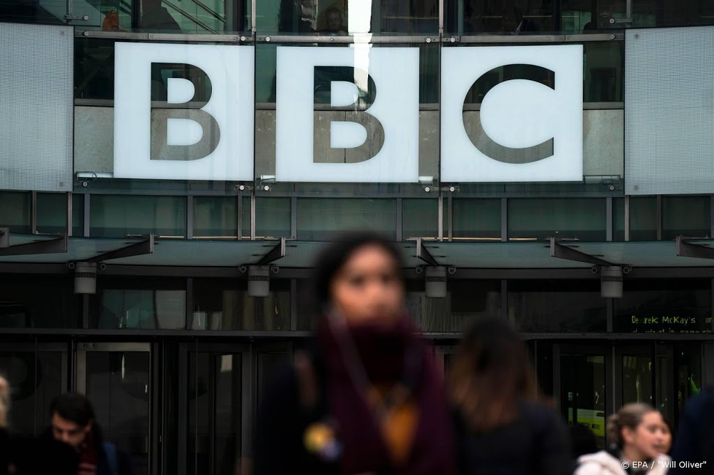 'Britse premier Johnson dwingt BBC tot bezuinigen'