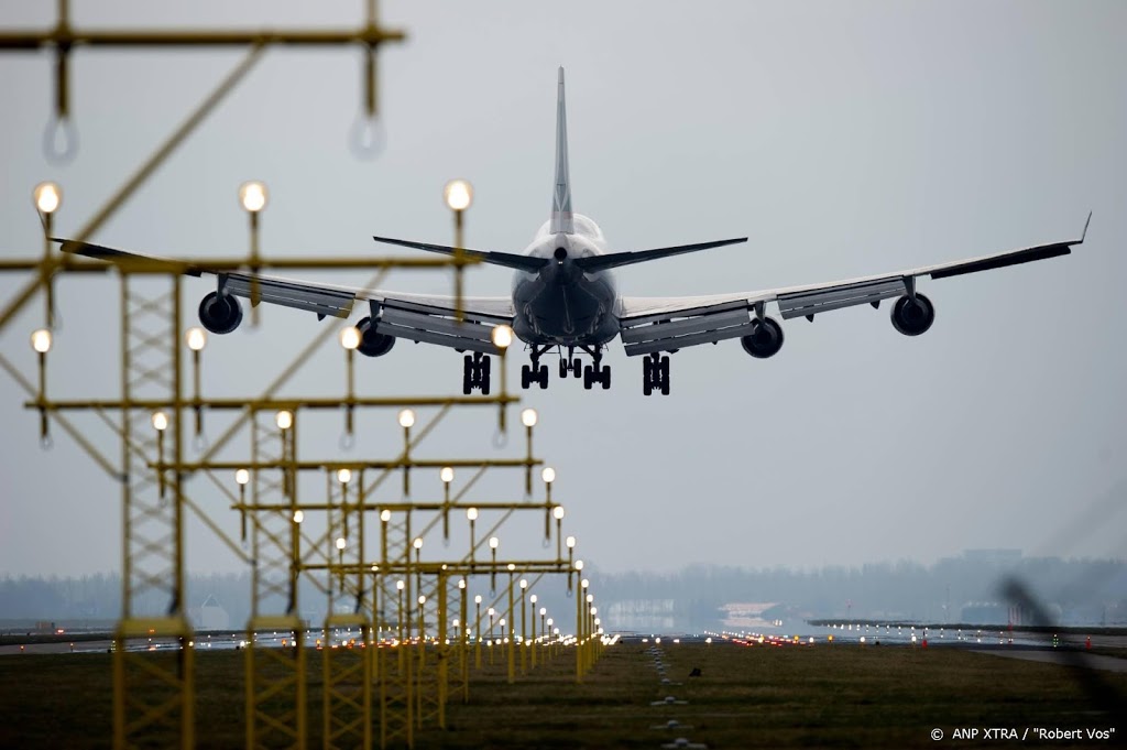 Zestien vliegtuigen geland op nog gesloten baan Schiphol