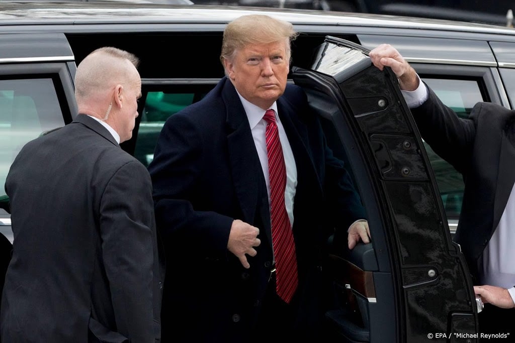 Trump rijdt een rondje in The Beast op de Daytona 500