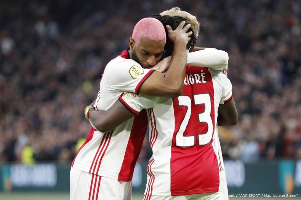 Ajax verslaat RKC (3-0) en verstevigt koppositie