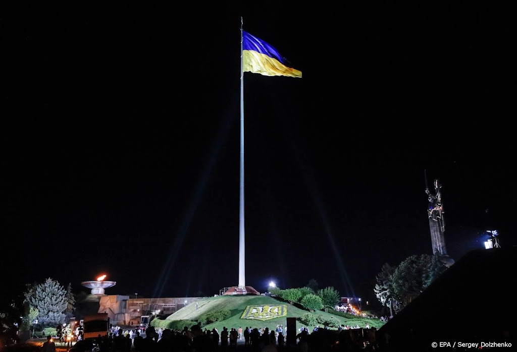 Oekraïeners hijsen vlag voor 'Dag van Eenheid'