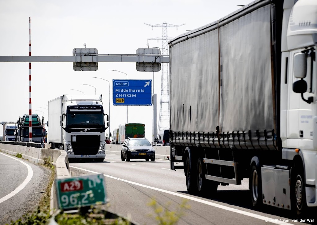 Extra bergers op winderige bruggen door storm