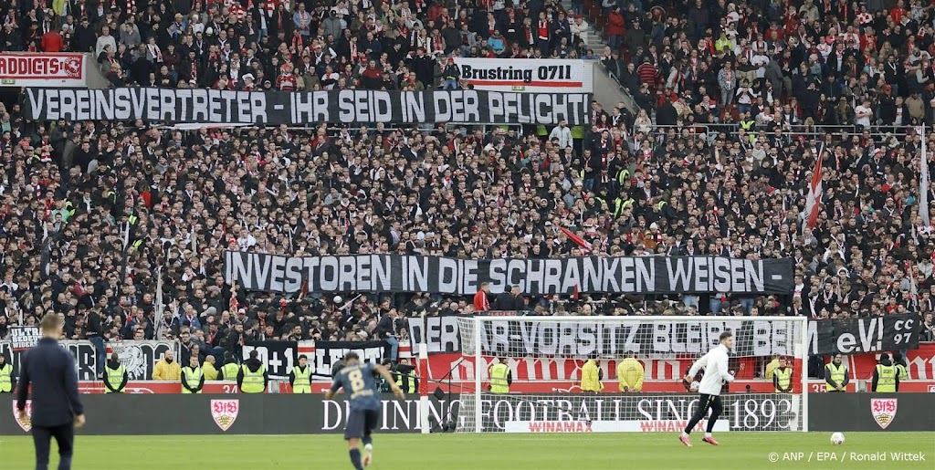 Duitse voetbalwedstrijden weer onderbroken na protesten van fans