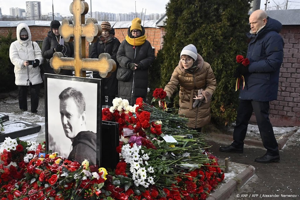 Honderden mensen naar graf Russische oppositieleider Navalni