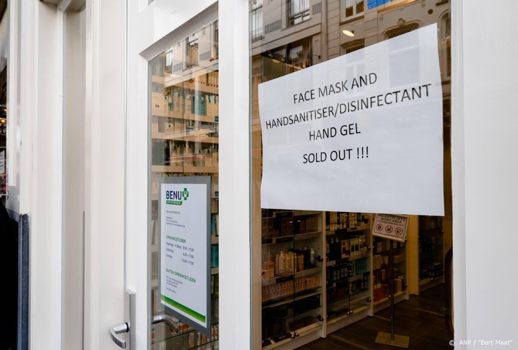 Omstreden handelaar VS geeft duizenden flesjes handgel weg