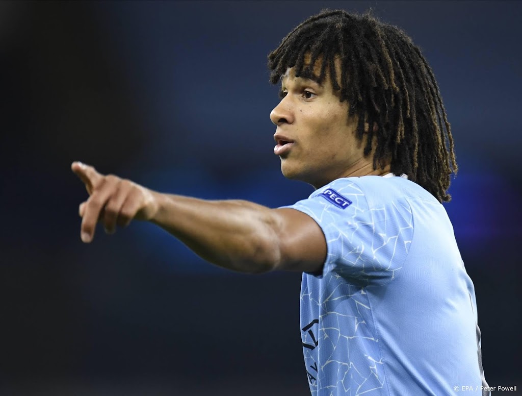 Aké terug op de bank bij Manchester City