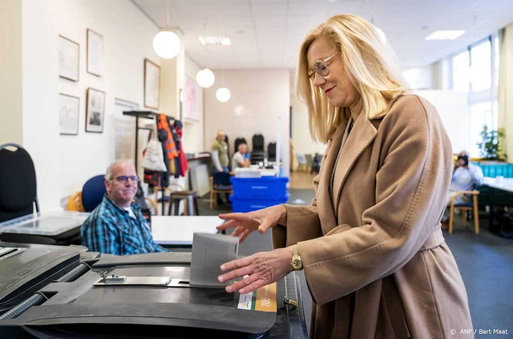 Sigrid Kaag brengt stem uit voor gemeenteraadsverkiezingen