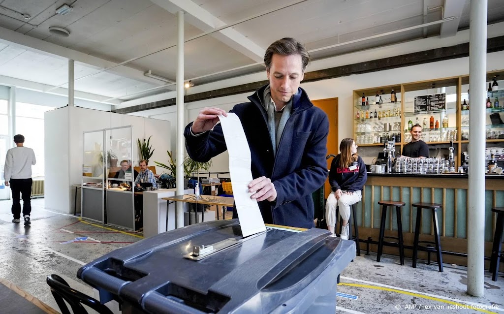 Volt-leider Laurens Dassen stemt in Den Haag