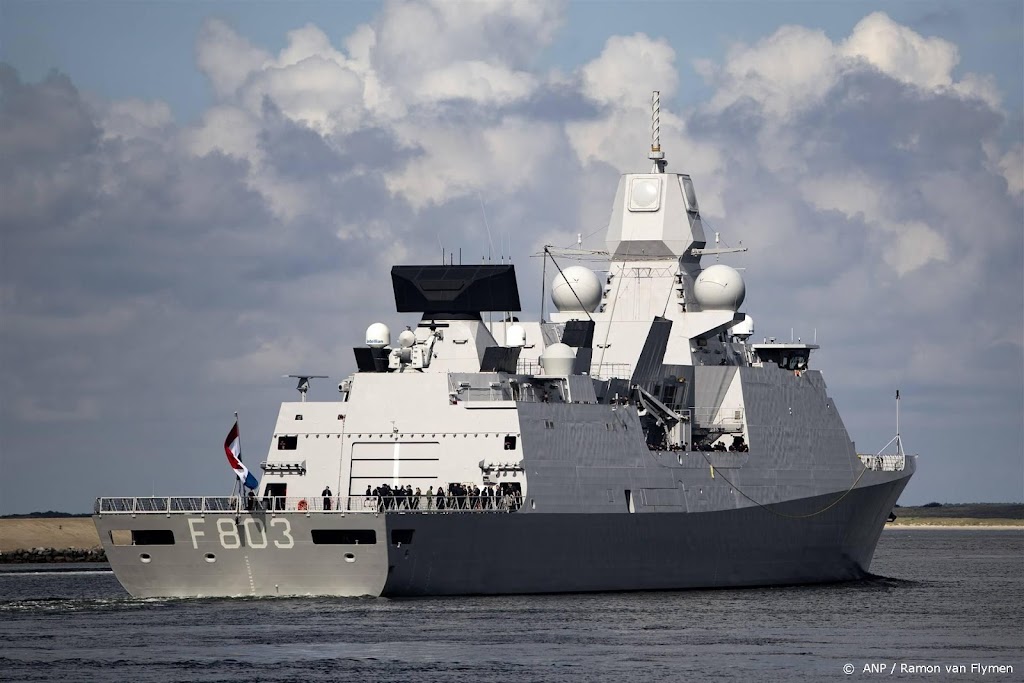 Defensie begeleidt Russische schepen op Noordzee