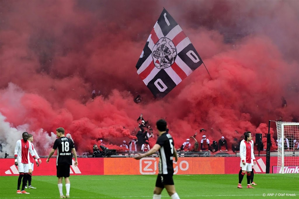 Duel tussen Ajax en AZ later begonnen door vuurwerk 