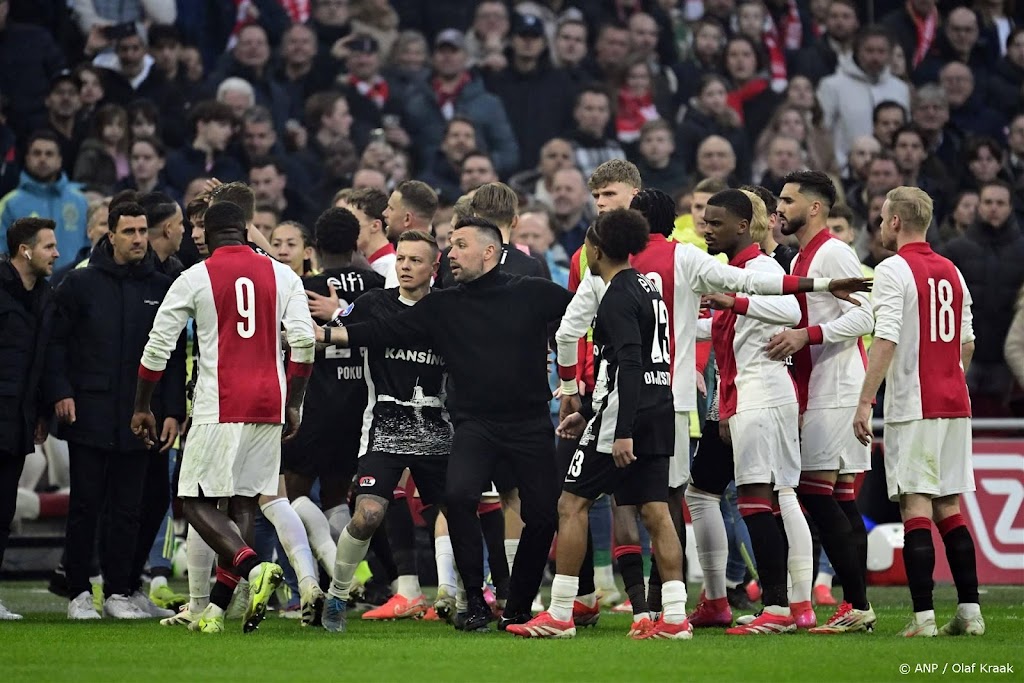 Koploper Ajax speelt gelijk tegen AZ in Johan Cruijff ArenA