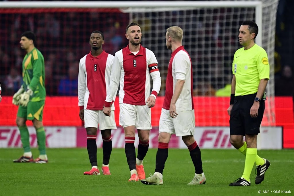 Koploper Ajax verspeelt punten in jubileumduel met AZ