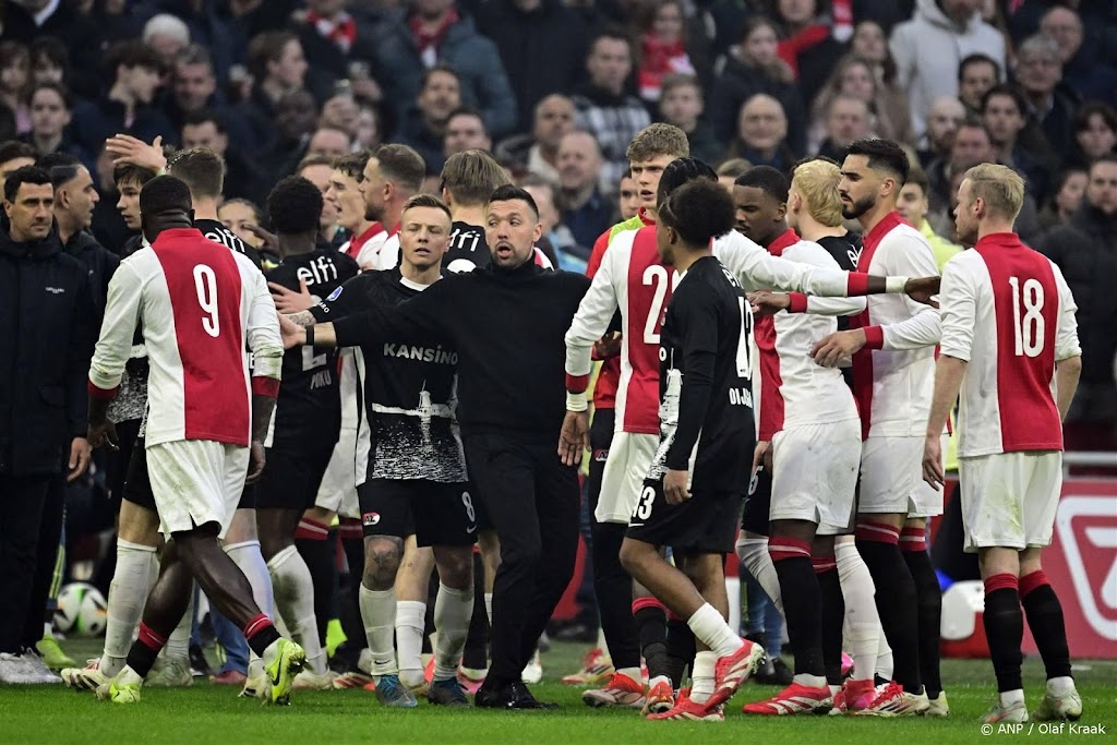 Coach Farioli ziet uitgeruste spelers van Ajax punten verspelen  