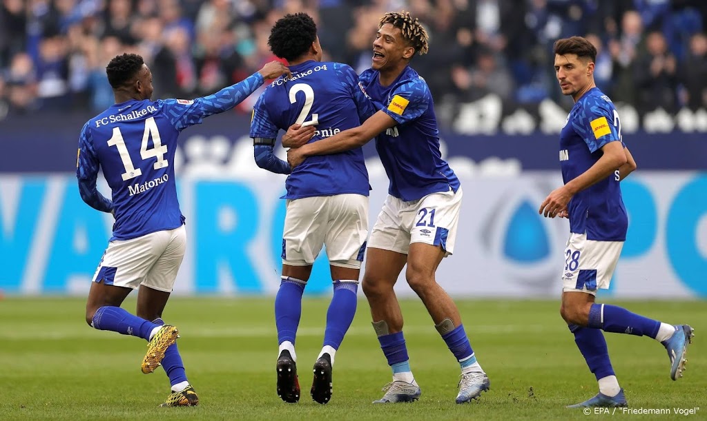 Schalke meet temperatuur spelers en levert maaltijden