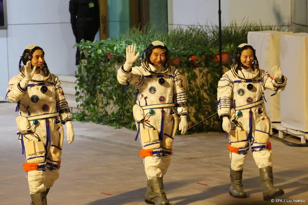 Chinese ruimtevaarders na half jaar terug op aarde