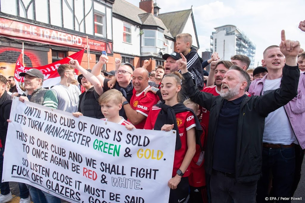Fans van Manchester United protesteren tegen Amerikaanse eigenaar