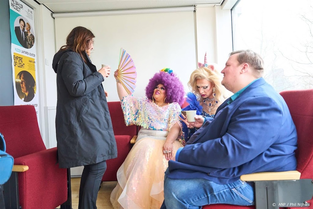 Ruim 200 betogers bij vervroegde voorleesmiddag dragqueens 