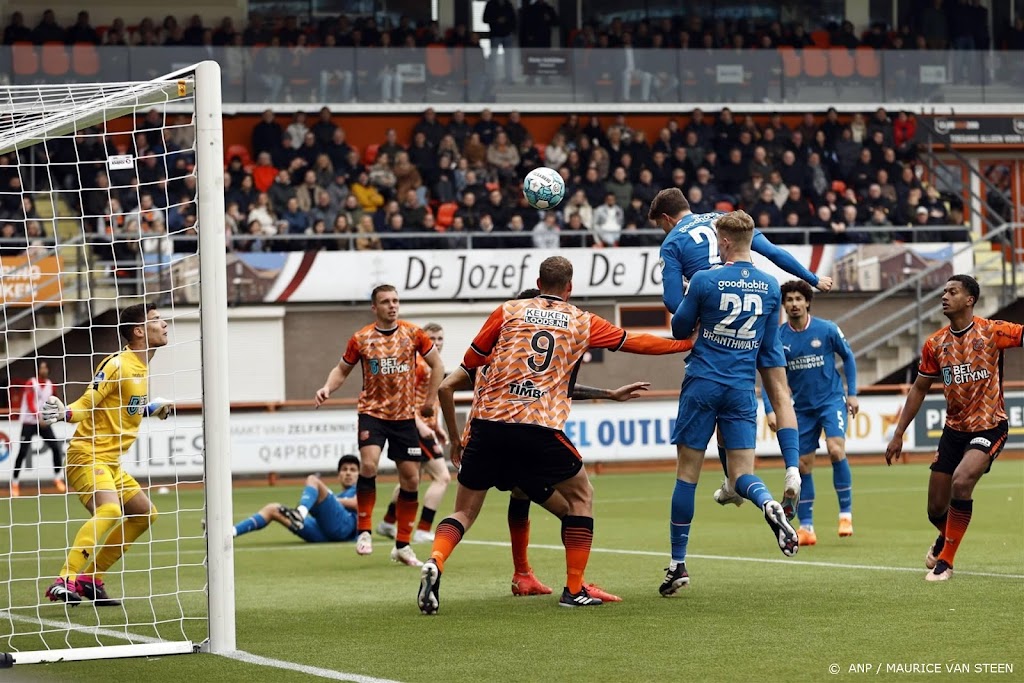 Til leidt PSV met twee treffers en een assist langs FC Volendam