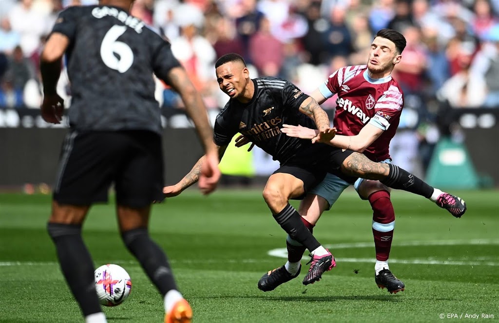 Arsenal speelt gelijk en ziet Manchester City dichterbij komen