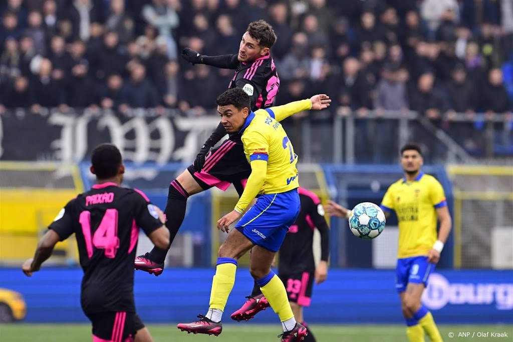 Feyenoord blijft stevig aan kop na eenvoudige zege bij Cambuur