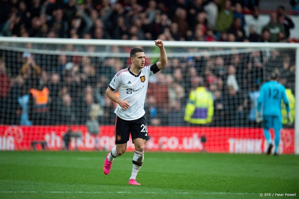Manchester United loopt uit op Newcastle na winst bij Nottingham