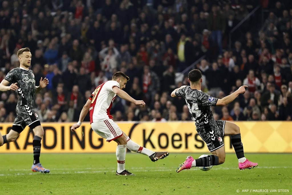 Ajax verslaat FC Emmen met 3-1 en staat weer tweede in Eredivisie