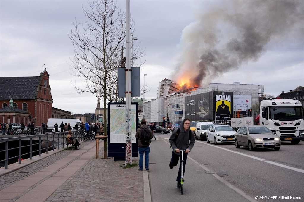 Grote brand uitgebroken in historisch beursgebouw in Kopenhagen