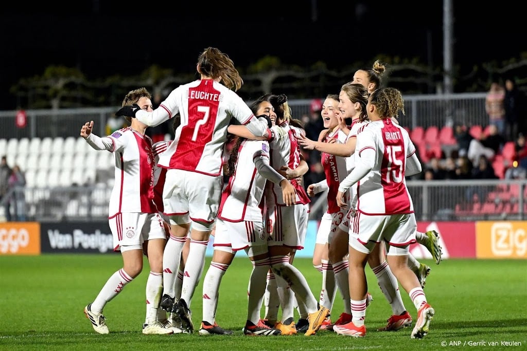 Voetbalsters Ajax kloppen Feyenoord in halve finale na verlenging