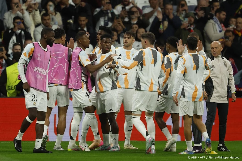 Minuut stilte voor Beenhakker voor duel tussen Real en Arsenal