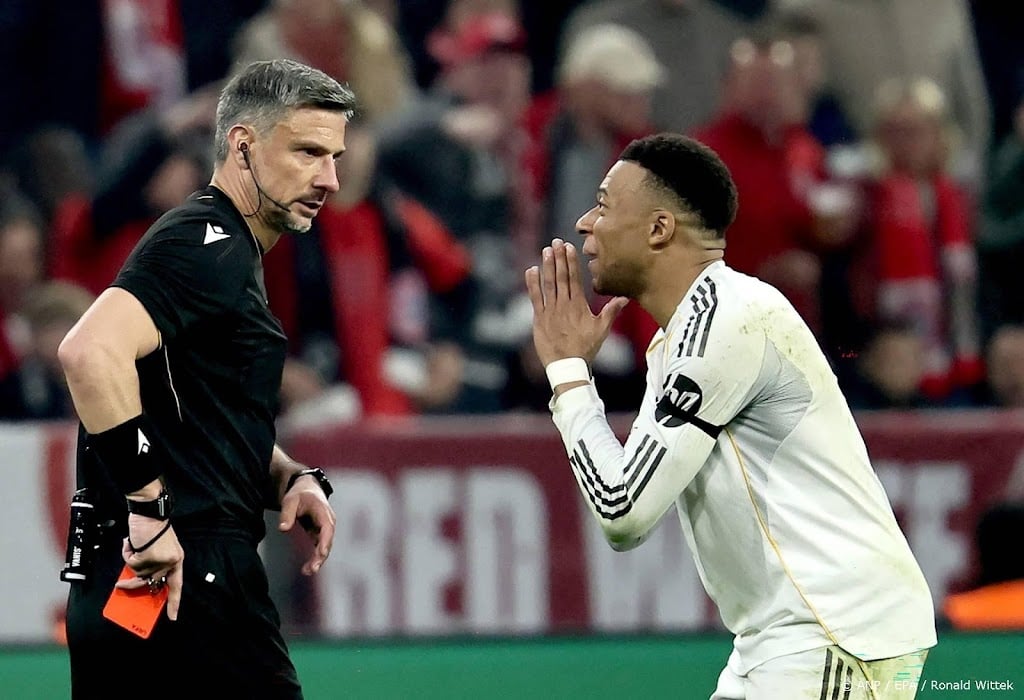 Trainer en spelers Real Madrid hekelen rode kaart Camavinga