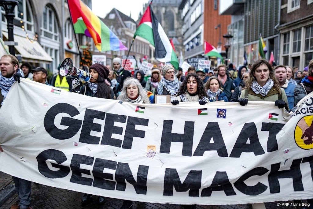 Zo'n 100 mensen lopen mars in Utrecht voor slachtoffers Libanon