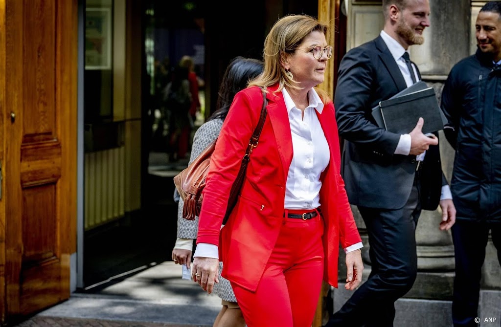 Minister gaat 'koffie drinken' voor steun aan stikstoffonds
