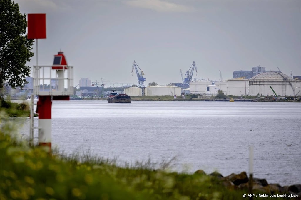 Brand in schip in Amsterdamse haven nog niet geblust
