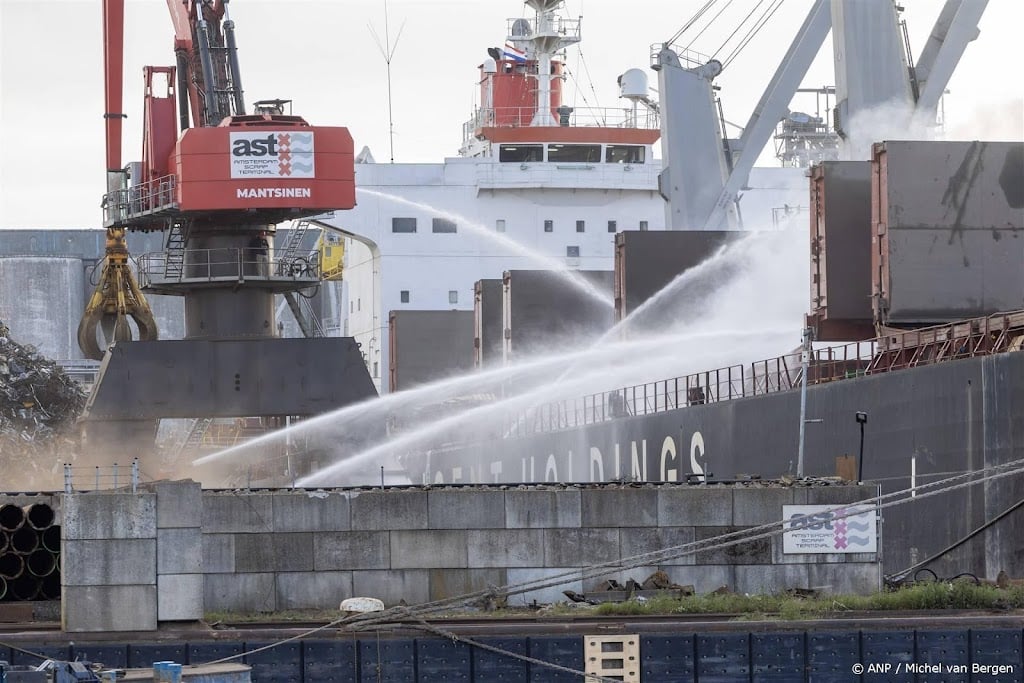 Brand op schip in Amsterdamse haven is uit