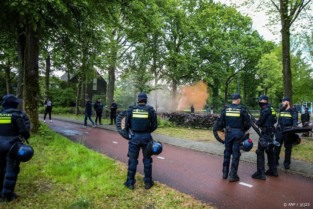 Politie houdt drie mensen aan na anti-azc-protest in Apeldoorn