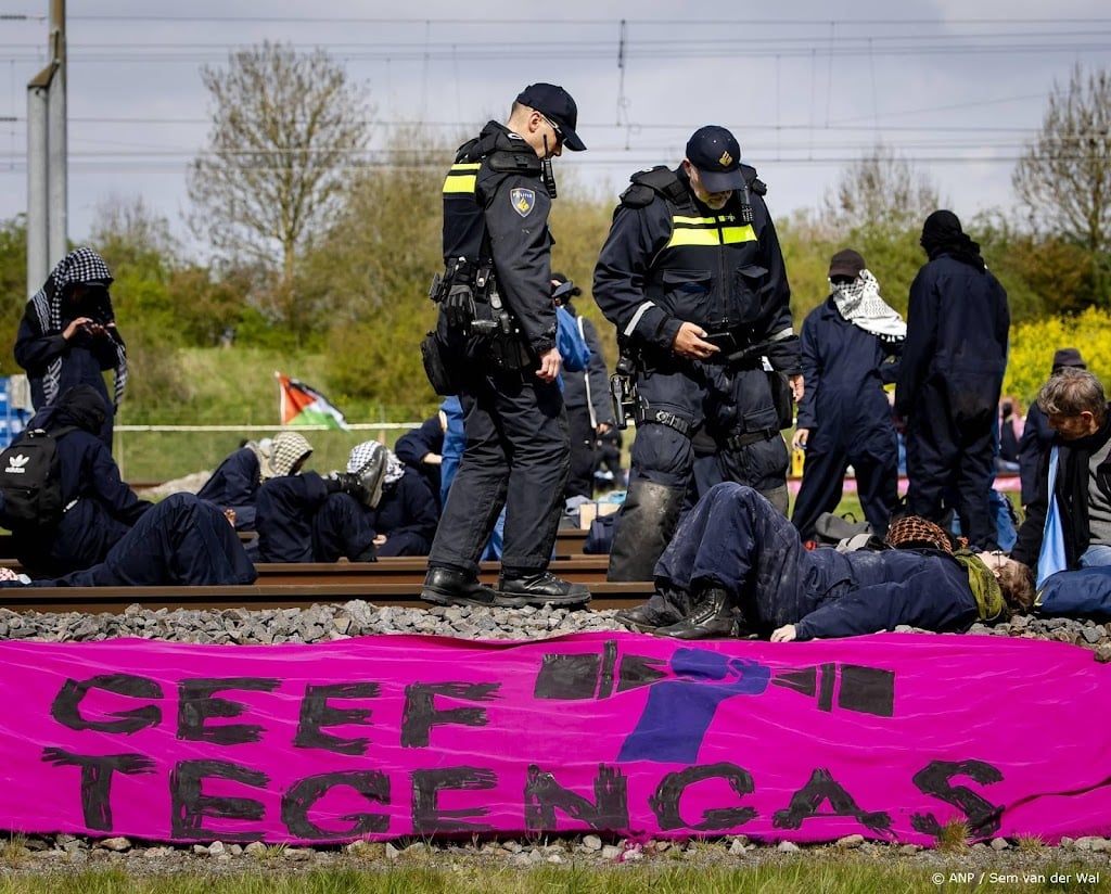 Demonstranten blokkeren spoorlijn haven Rotterdam opnieuw