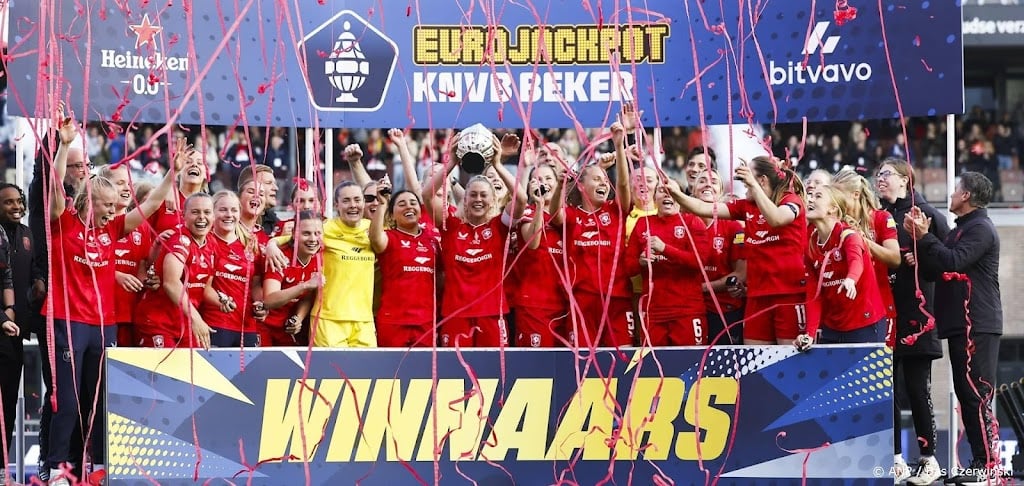 Vrouwen FC Twente kloppen PSV na strafschoppen en winnen beker