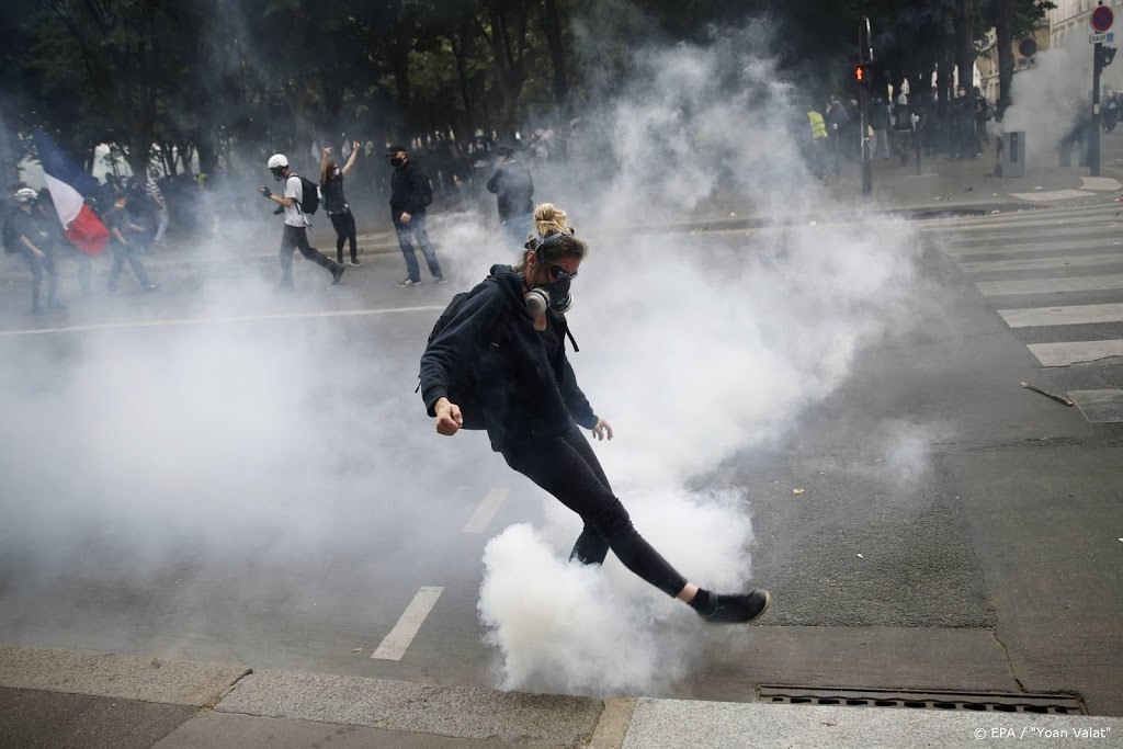 Politie grijpt in bij rellen tijdens protest zorgmedewerkers