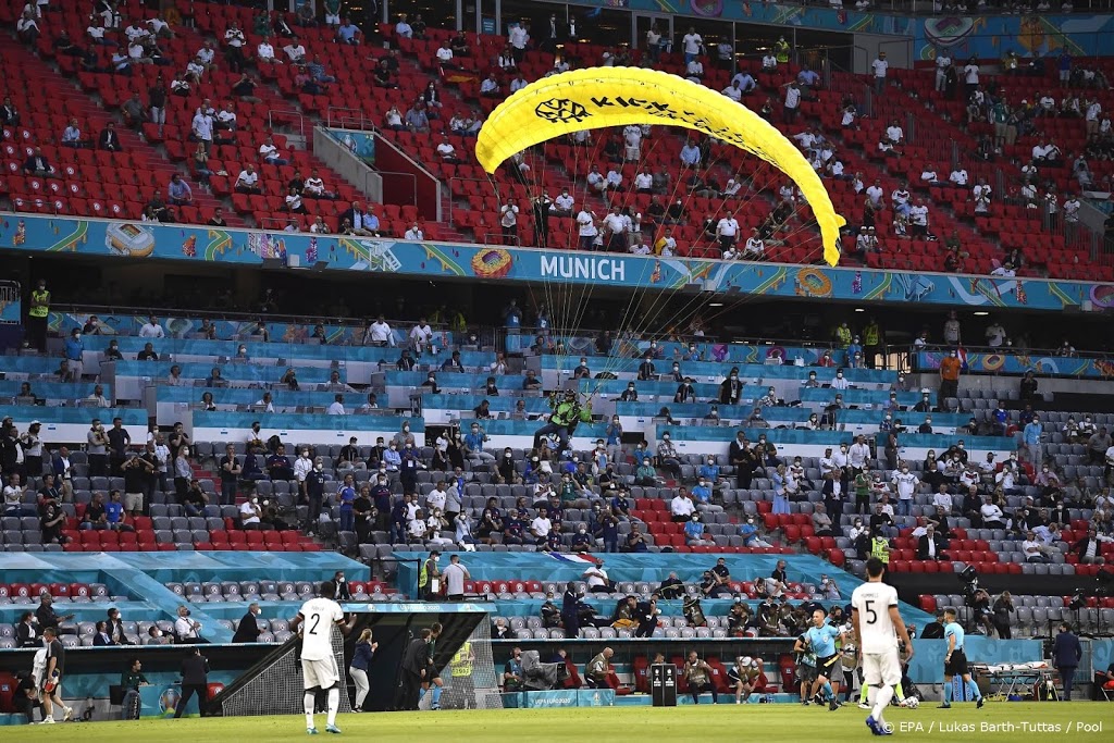 Sluipschutters hadden parachutist in stadion al in vizier
