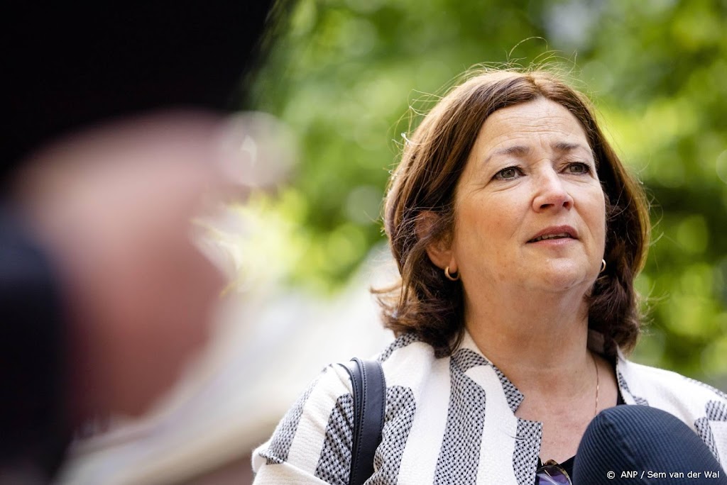 Nederlands voetbal vraagt minister om Super League af te keuren